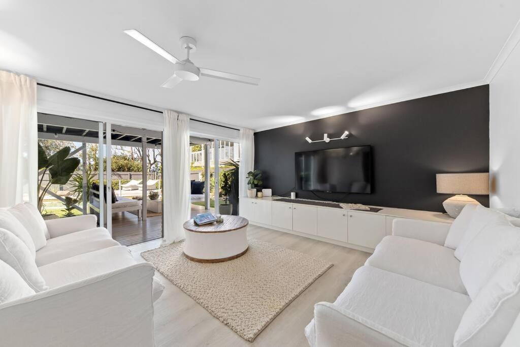 WHITE BEACH HOUSE High on Belmore, PETS welcome