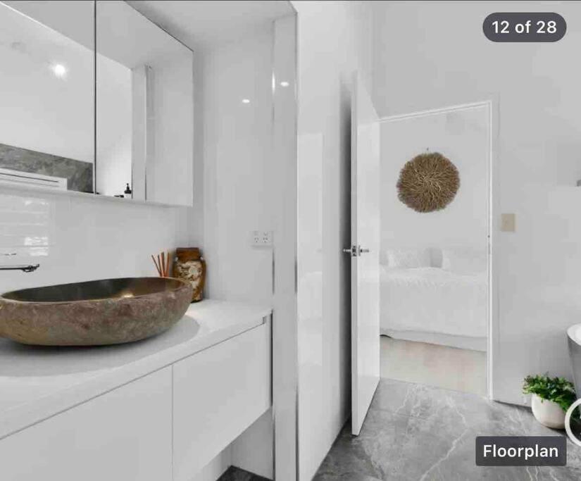 WHITE BEACH HOUSE High on Belmore, PETS welcome