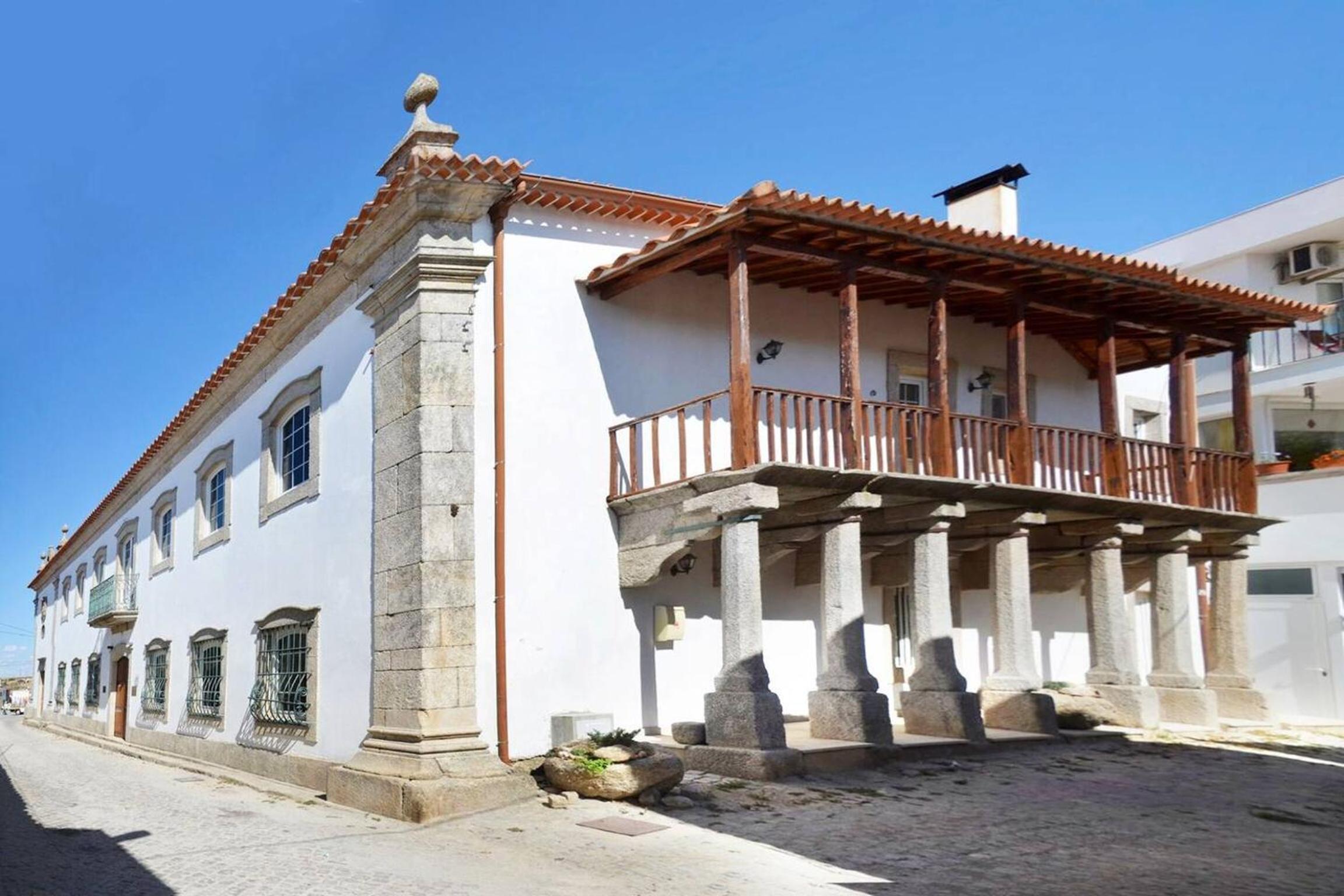 Spacious house with garden near Bemposta + private pool view 2