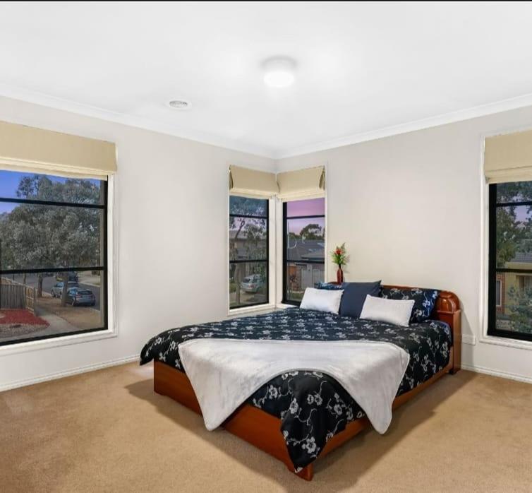 30 mins to city/Airport/beaches