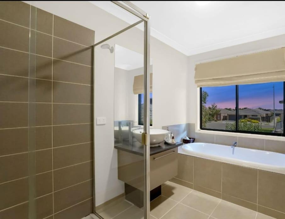 30 mins to city/Airport/beaches