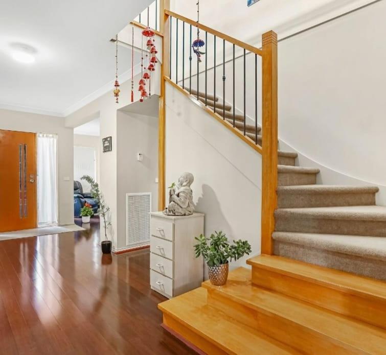 30 mins to city/Airport/beaches