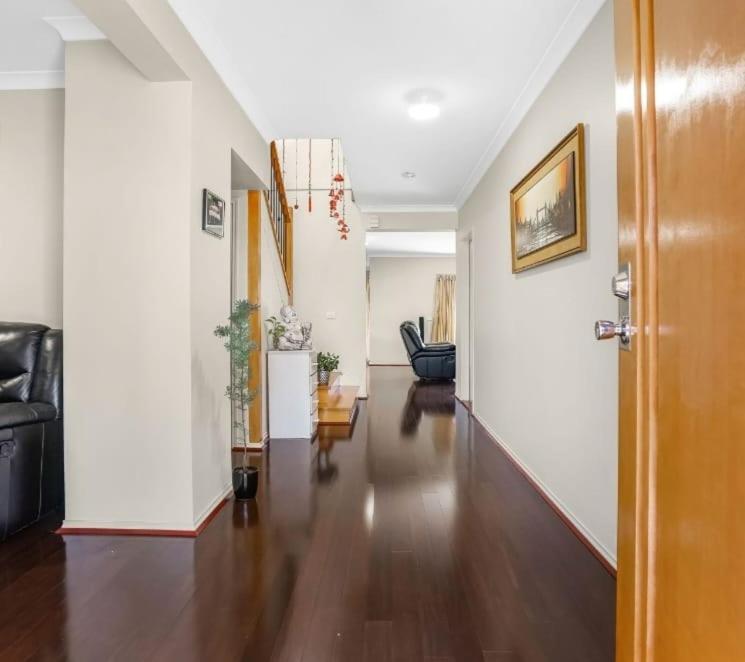 30 mins to city/Airport/beaches