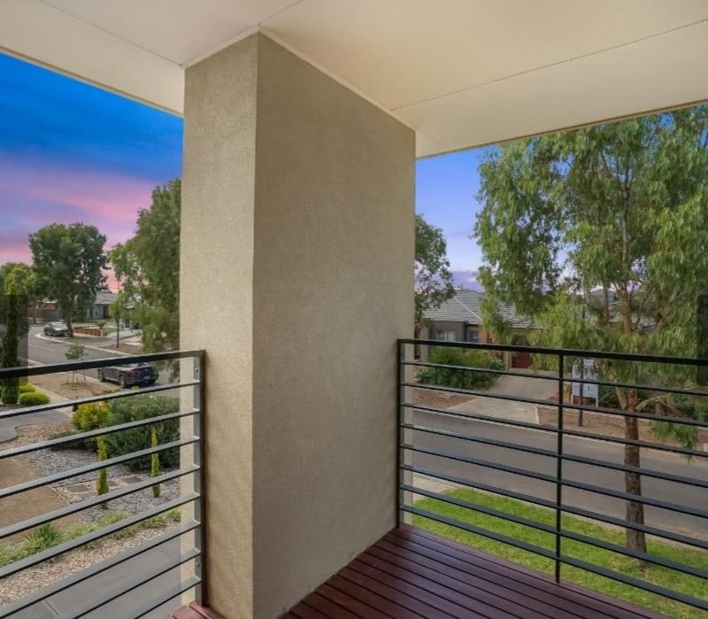 30 mins to city/Airport/beaches
