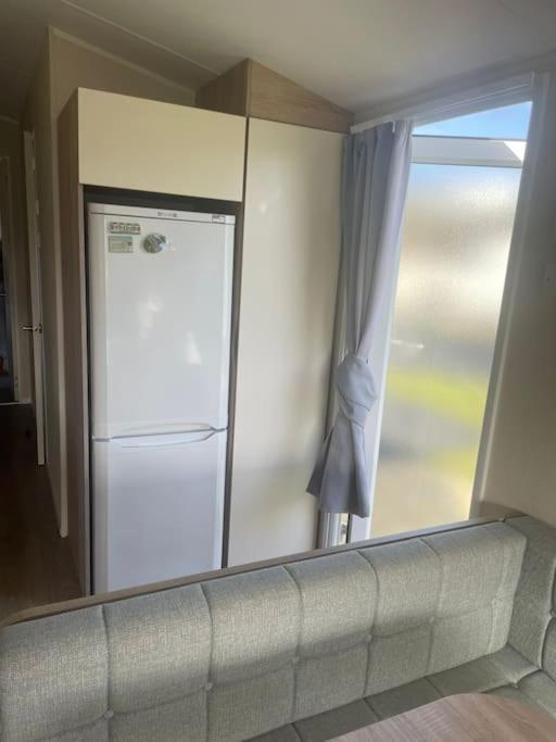 Delightful two bedroom caravan on Par Beach., photo 22