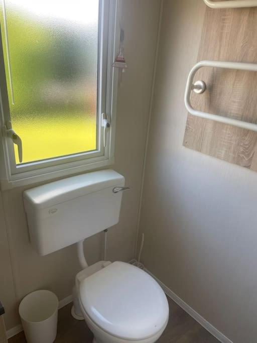 Delightful two bedroom caravan on Par Beach., photo 33