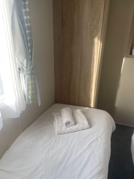 Delightful two bedroom caravan on Par Beach., photo 10