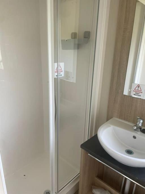 Delightful two bedroom caravan on Par Beach., photo 14