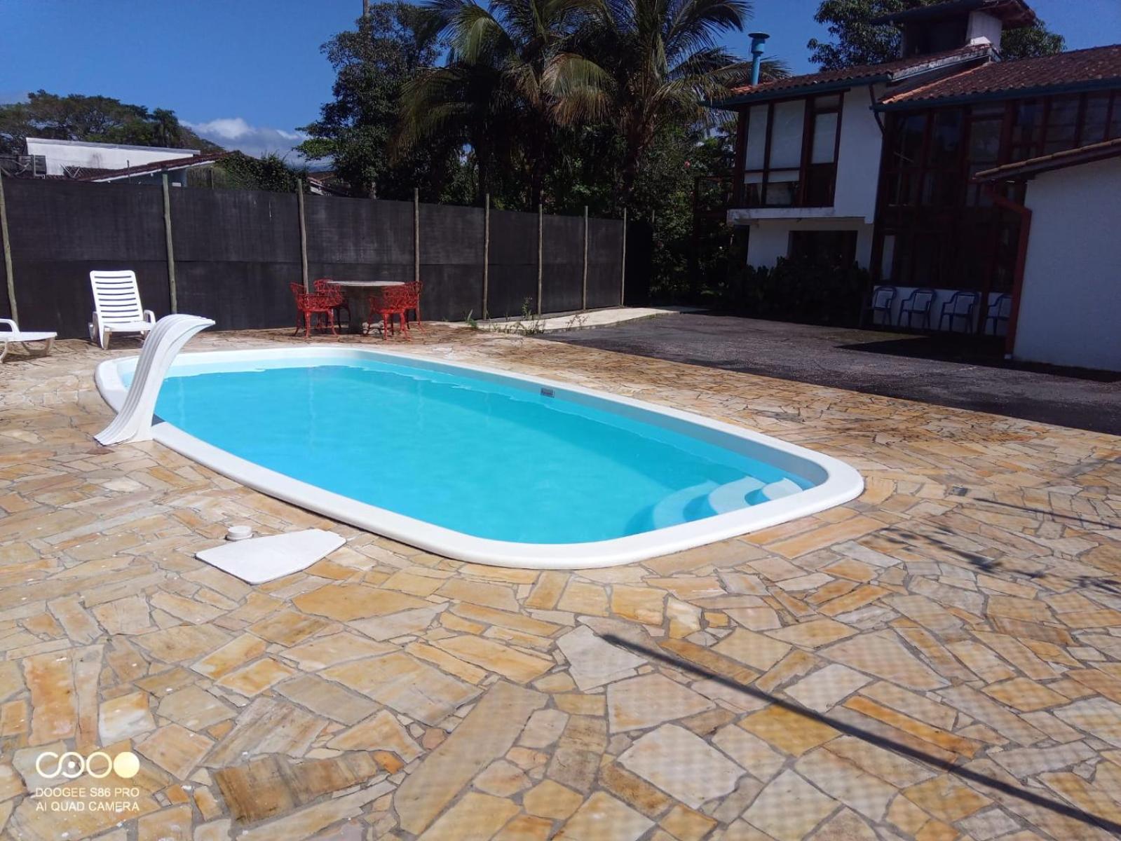 Casa com piscina a 150m da Praia do Lázaro