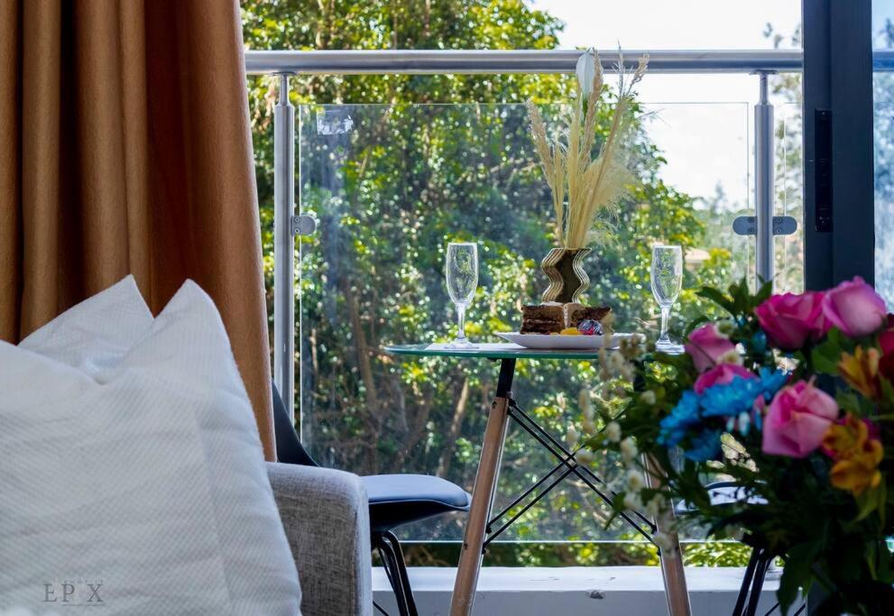 Chic Studio, Stunning Views! view 3