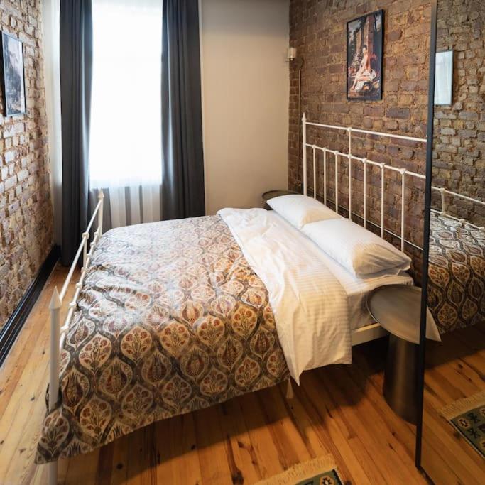 Beyoğlu'nda 4+1 ferah, manzaralı tarihi daire