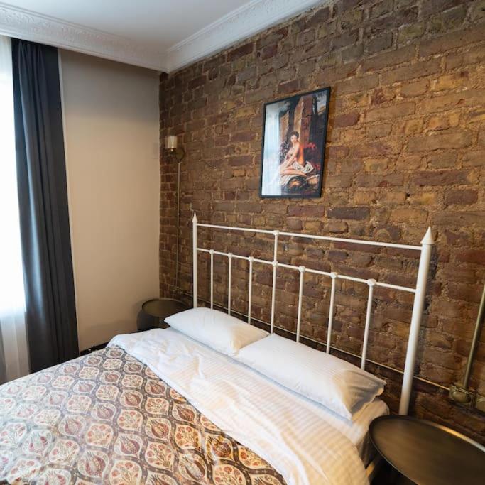 Beyoğlu'nda 4+1 ferah, manzaralı tarihi daire