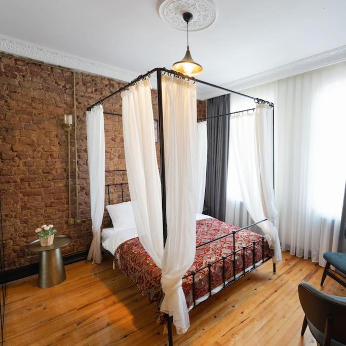 Beyoğlu'nda 4+1 ferah, manzaralı tarihi daire