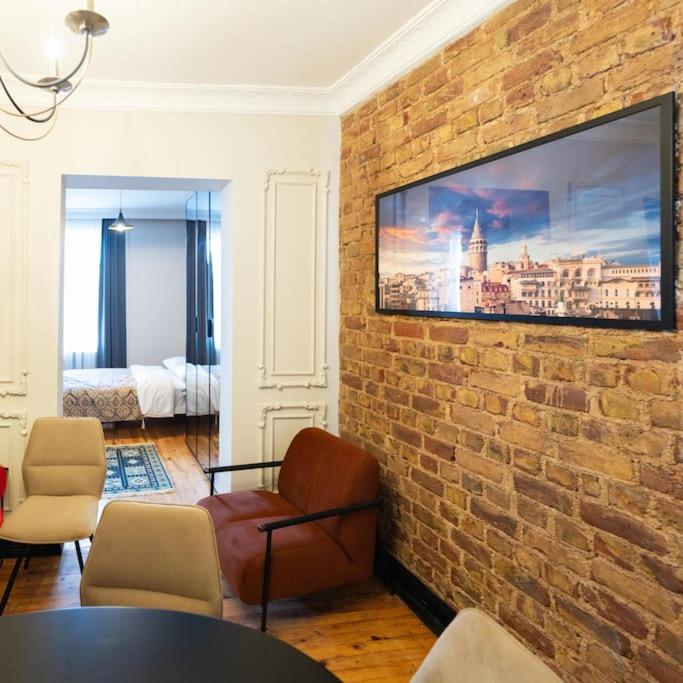 Beyoğlu'nda 4+1 ferah, manzaralı tarihi daire