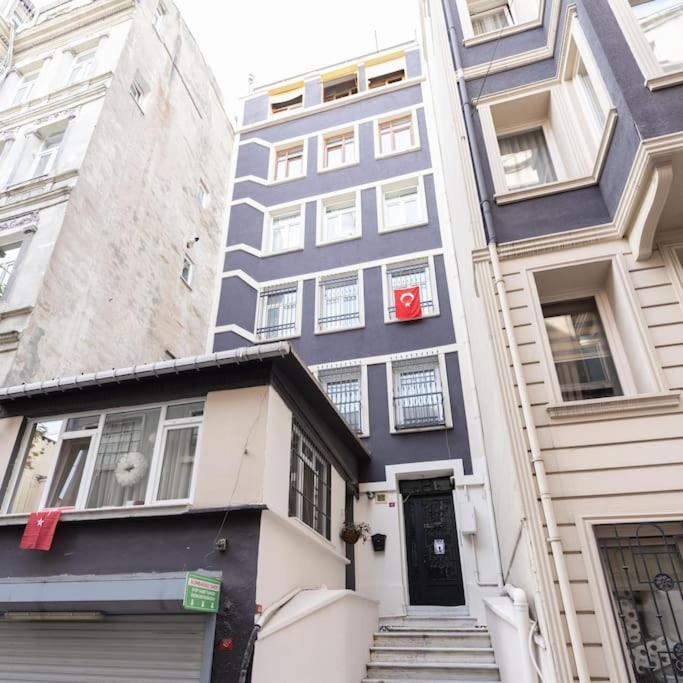 Beyoğlu'nda 4+1 ferah, manzaralı tarihi daire