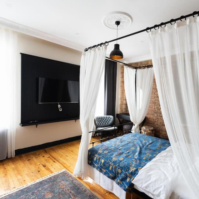 Beyoğlu'nda 4+1 ferah, manzaralı tarihi daire