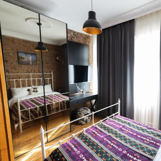 Beyoğlu'nda 4+1 ferah, manzaralı tarihi daire