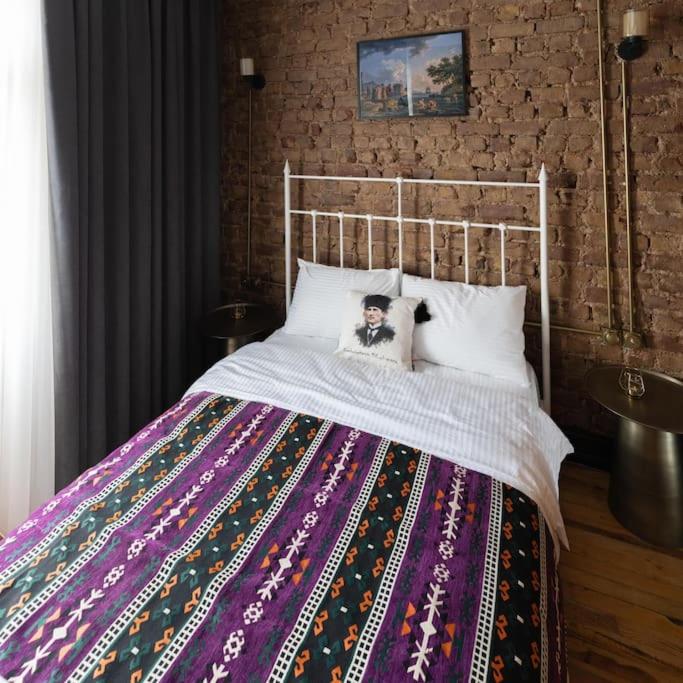 Beyoğlu'nda 4+1 ferah, manzaralı tarihi daire