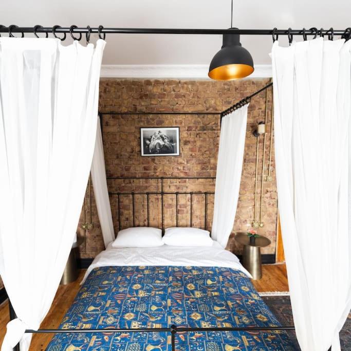 Beyoğlu'nda 4+1 ferah, manzaralı tarihi daire