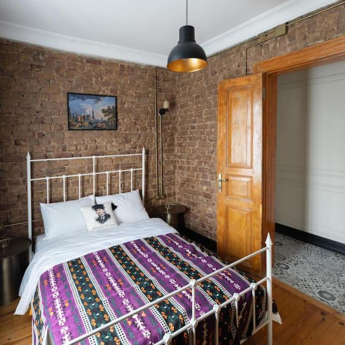 Beyoğlu'nda 4+1 ferah, manzaralı tarihi daire