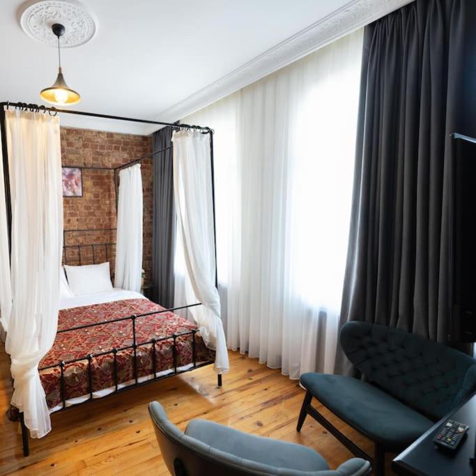 Beyoğlu'nda 4+1 ferah, manzaralı tarihi daire