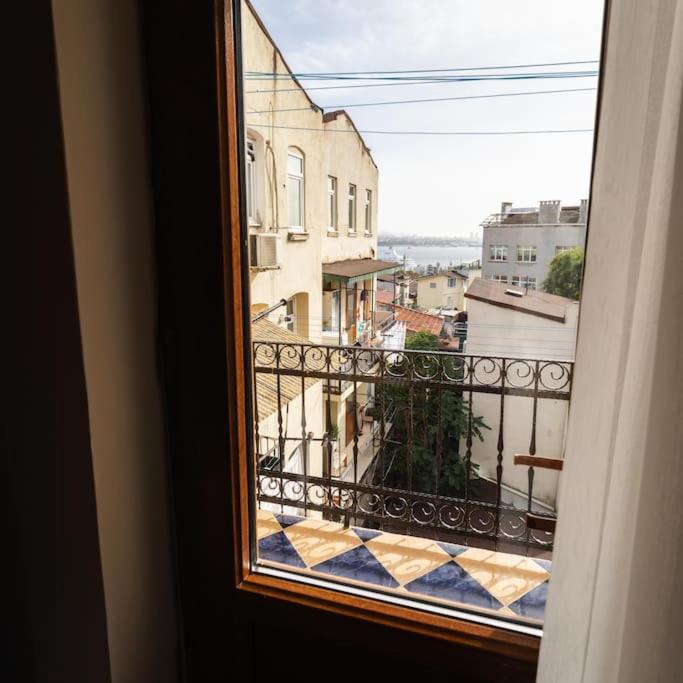 Beyoğlu'nda 4+1 ferah, manzaralı tarihi daire