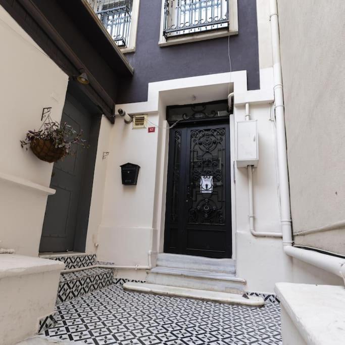 Beyoğlu'nda 4+1 ferah, manzaralı tarihi daire