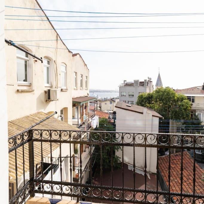 Beyoğlu'nda 4+1 ferah, manzaralı tarihi daire