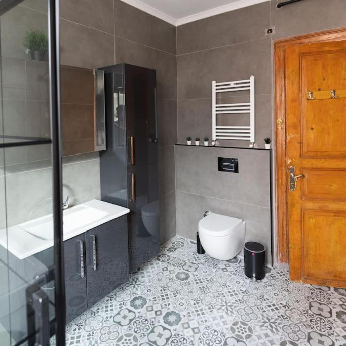 Beyoğlu'nda 4+1 ferah, manzaralı tarihi daire