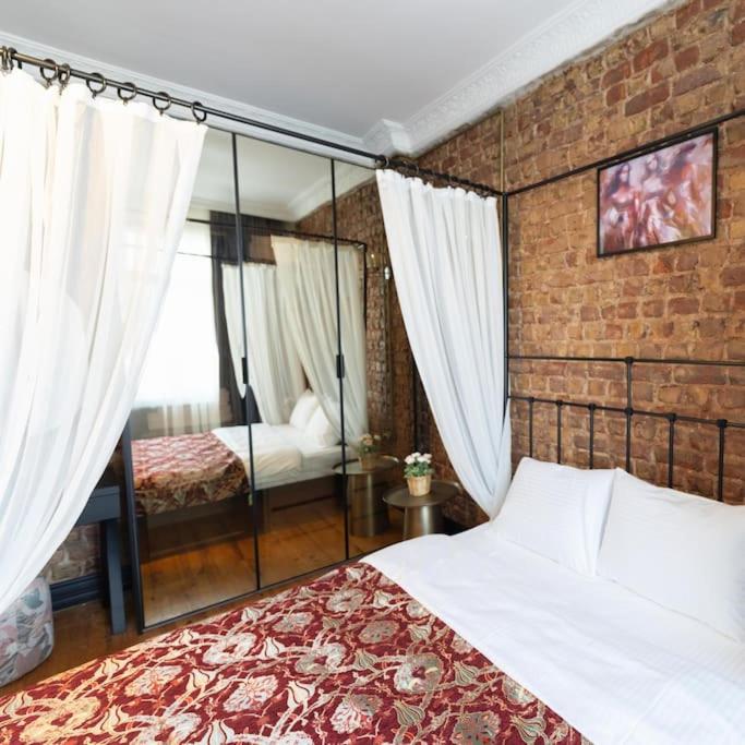 Beyoğlu'nda 4+1 ferah, manzaralı tarihi daire