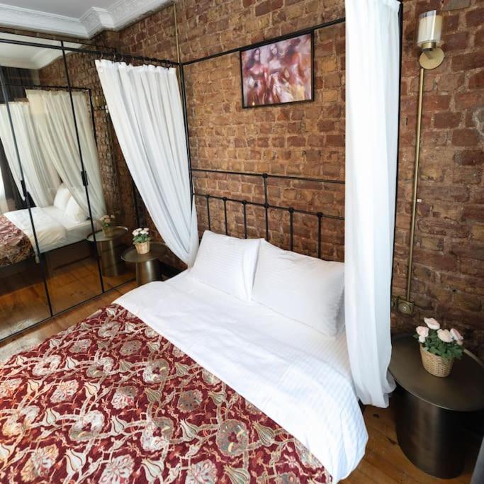 Beyoğlu'nda 4+1 ferah, manzaralı tarihi daire