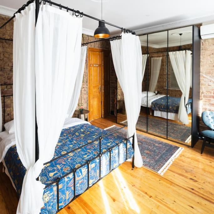 Beyoğlu'nda 4+1 ferah, manzaralı tarihi daire