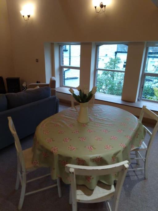 Upside down in Settle. Stylish, central and cosy view 5