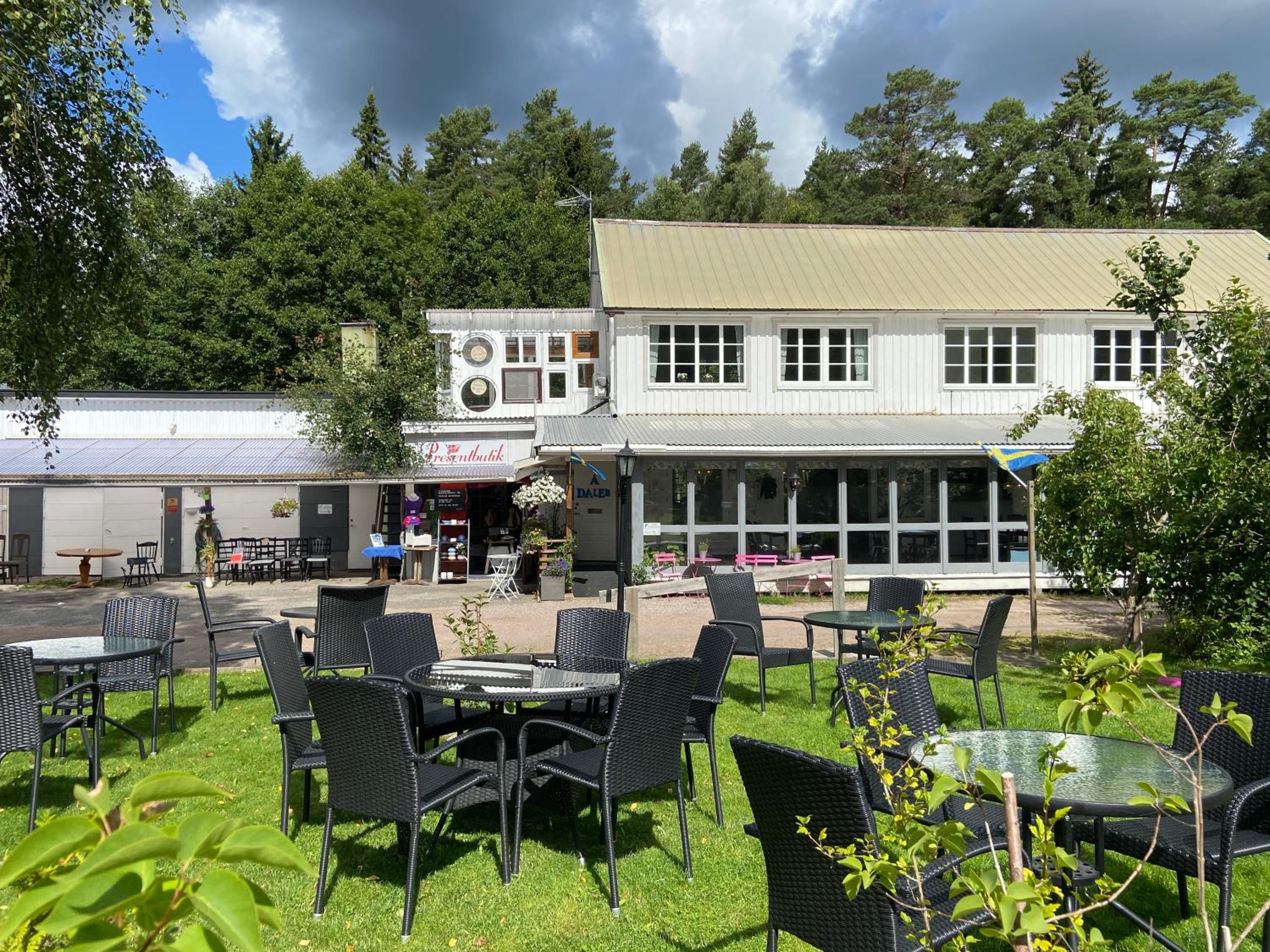 Stor lägenhet ovanpå café ute på landet