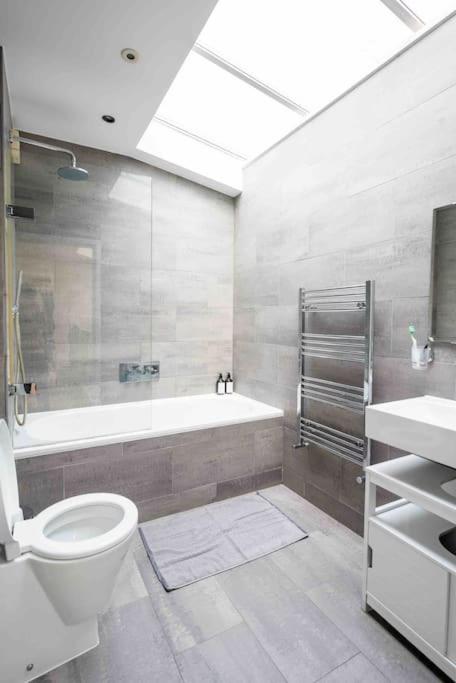 Sweet 3BRs house sleep for up to 6 close to Oxford & Soho