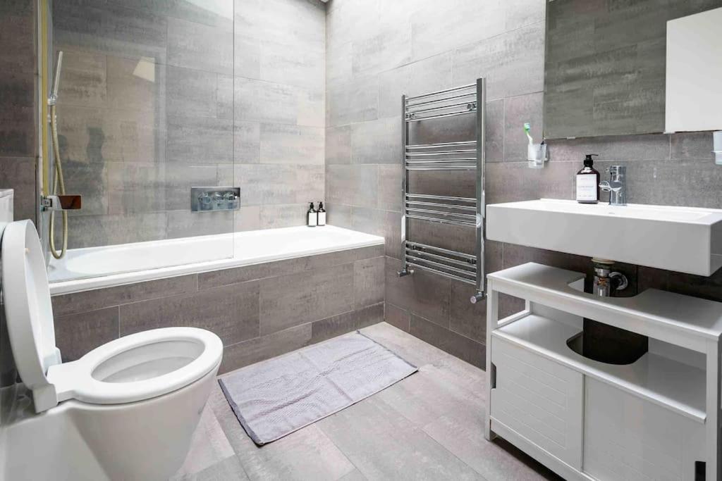 Sweet 3BRs house sleep for up to 6 close to Oxford & Soho
