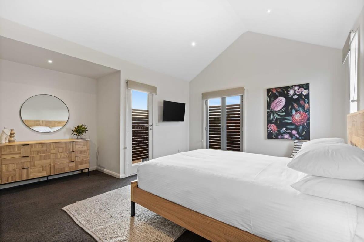 Chic Yarraville 2BR with Courtyard & Walk to Cafes