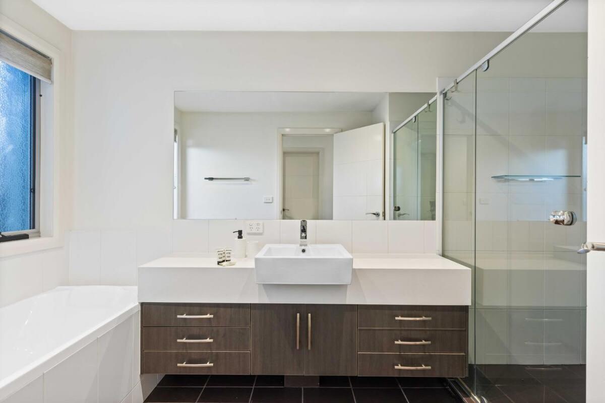 Chic Yarraville 2BR with Courtyard & Walk to Cafes