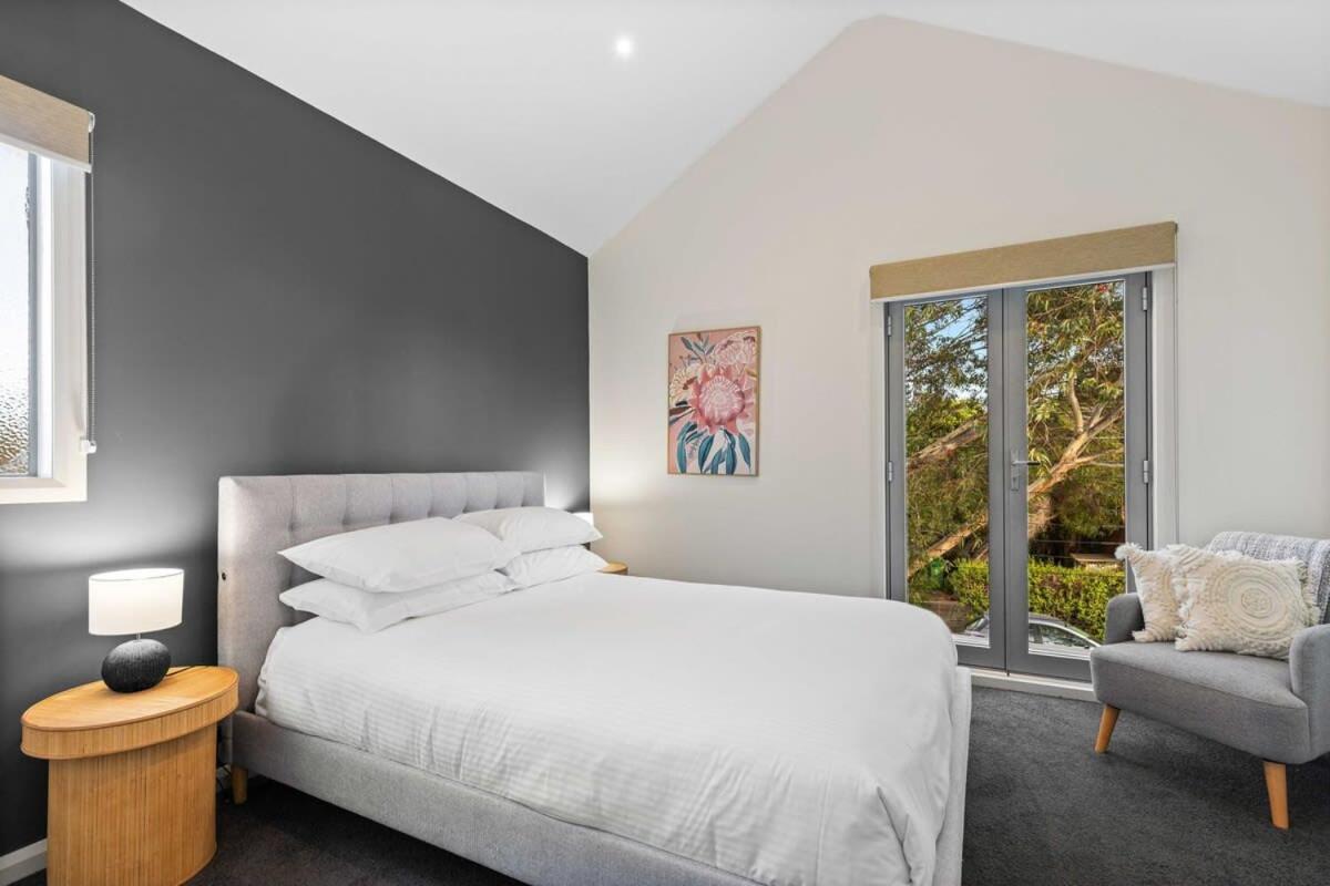 Chic Yarraville 2BR with Courtyard & Walk to Cafes