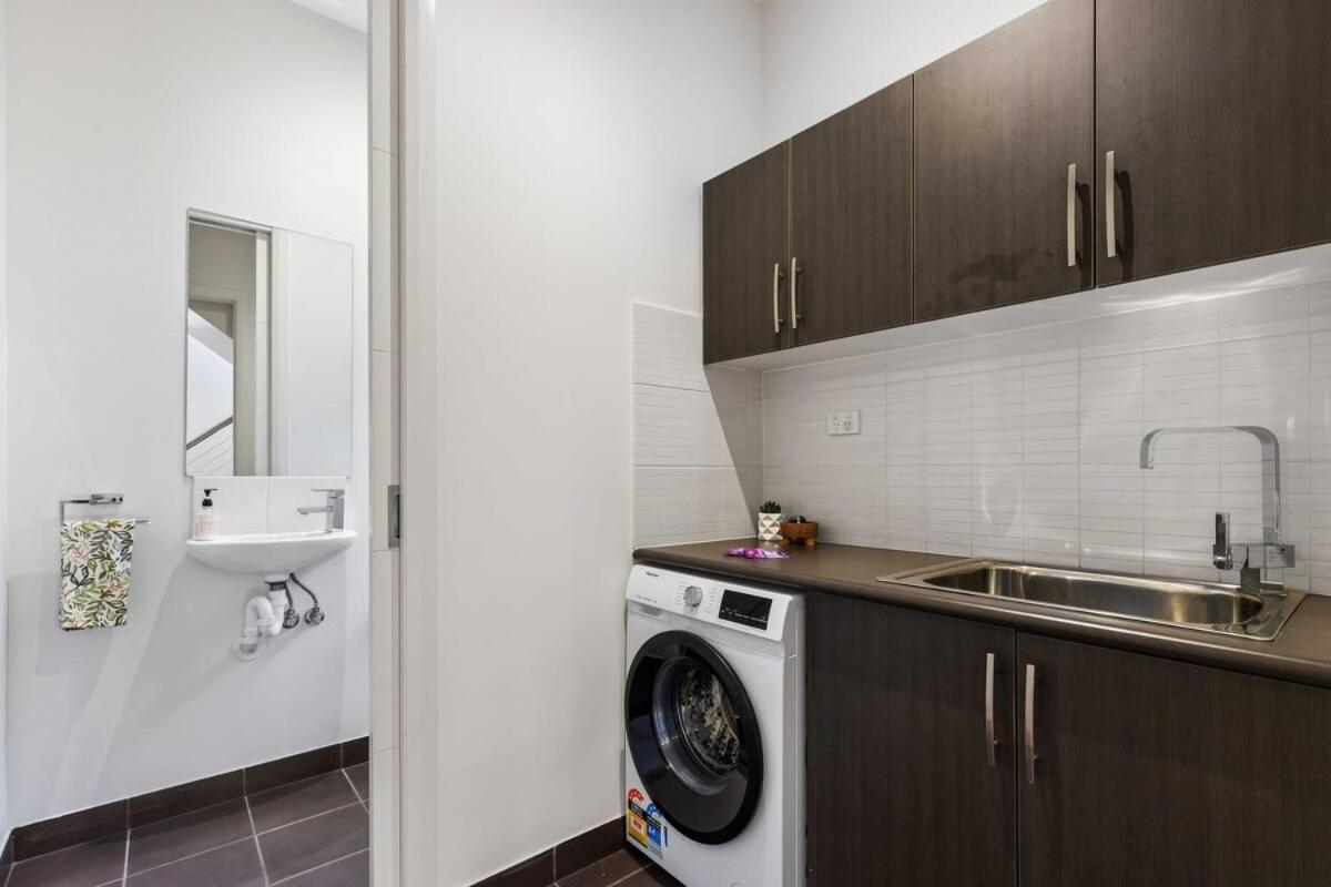 Chic Yarraville 2BR with Courtyard & Walk to Cafes