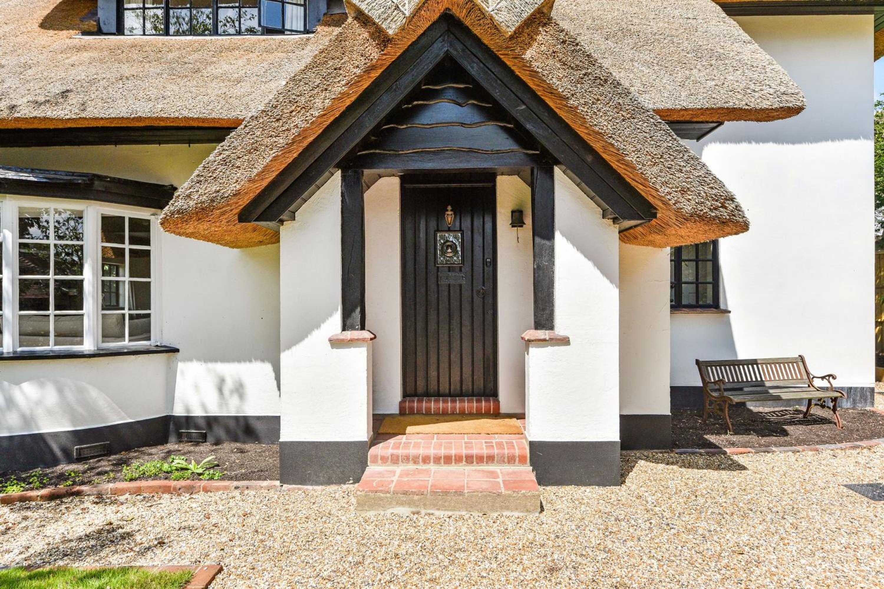 Farthings - large cottage with pool view 3