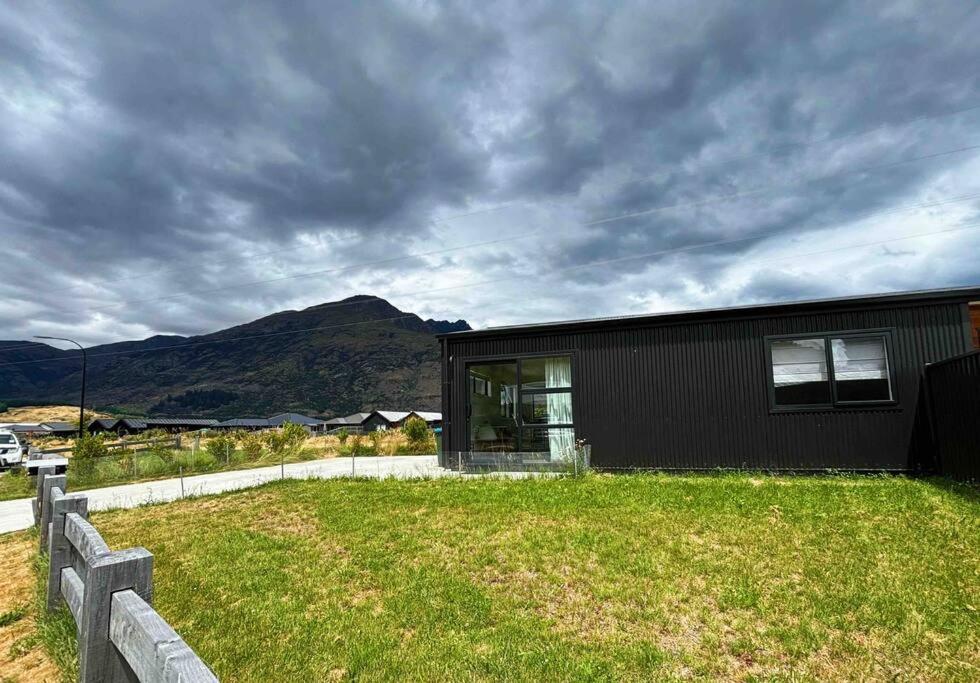 Chic Mountain-View 2BR in Queenstown view 4