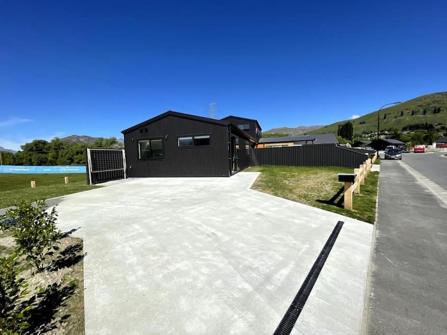 Chic Mountain-View 2BR in Queenstown view 3