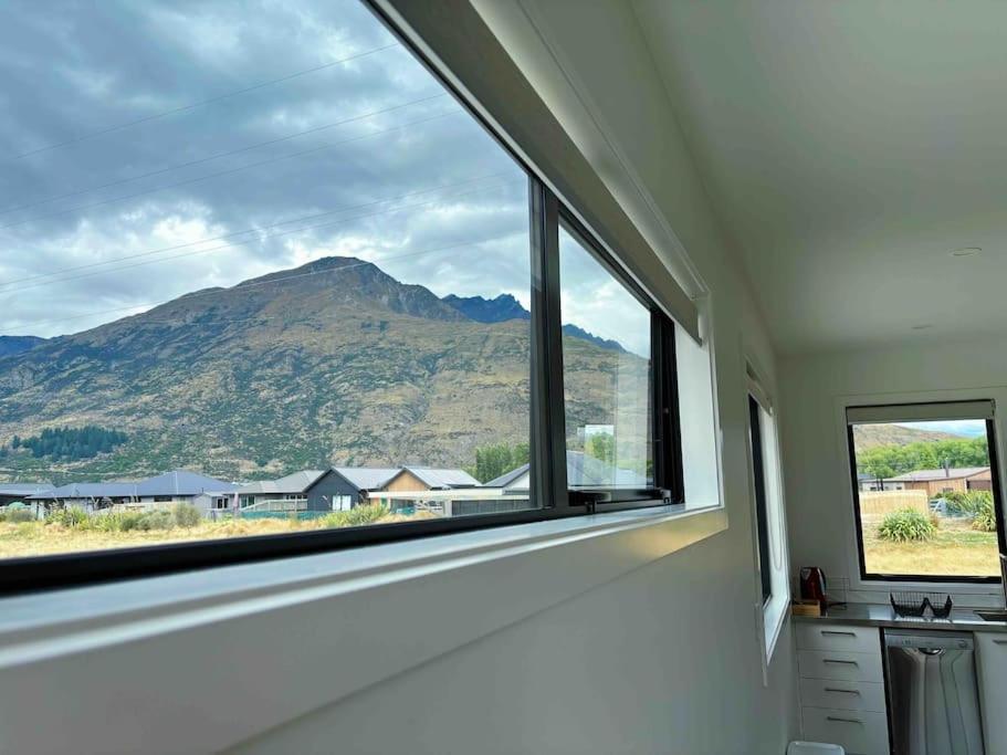 Chic Mountain-View 2BR in Queenstown view 2