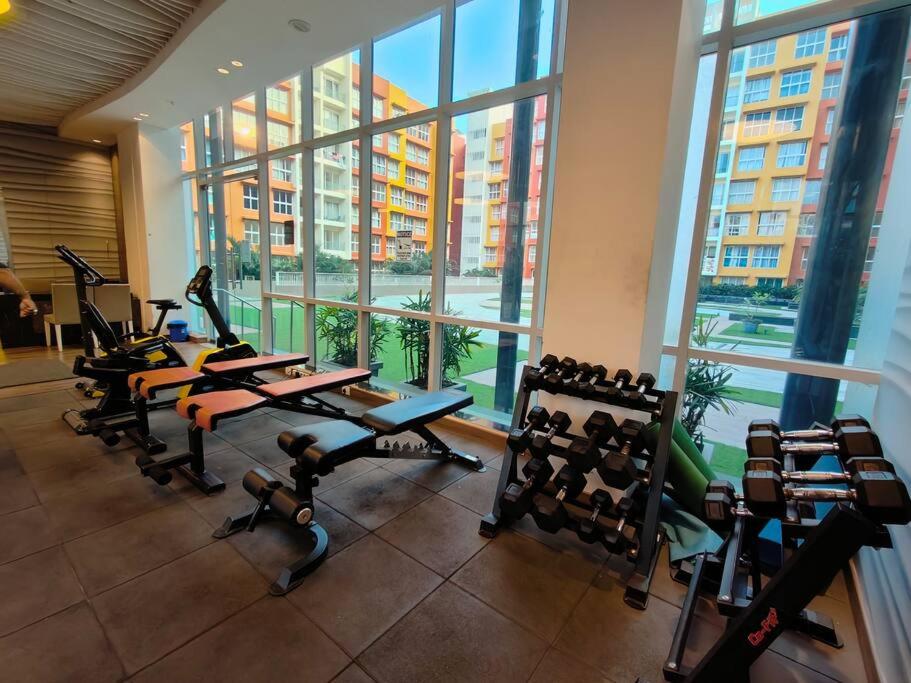 Delightful 2BR Apt Near Airport view 3