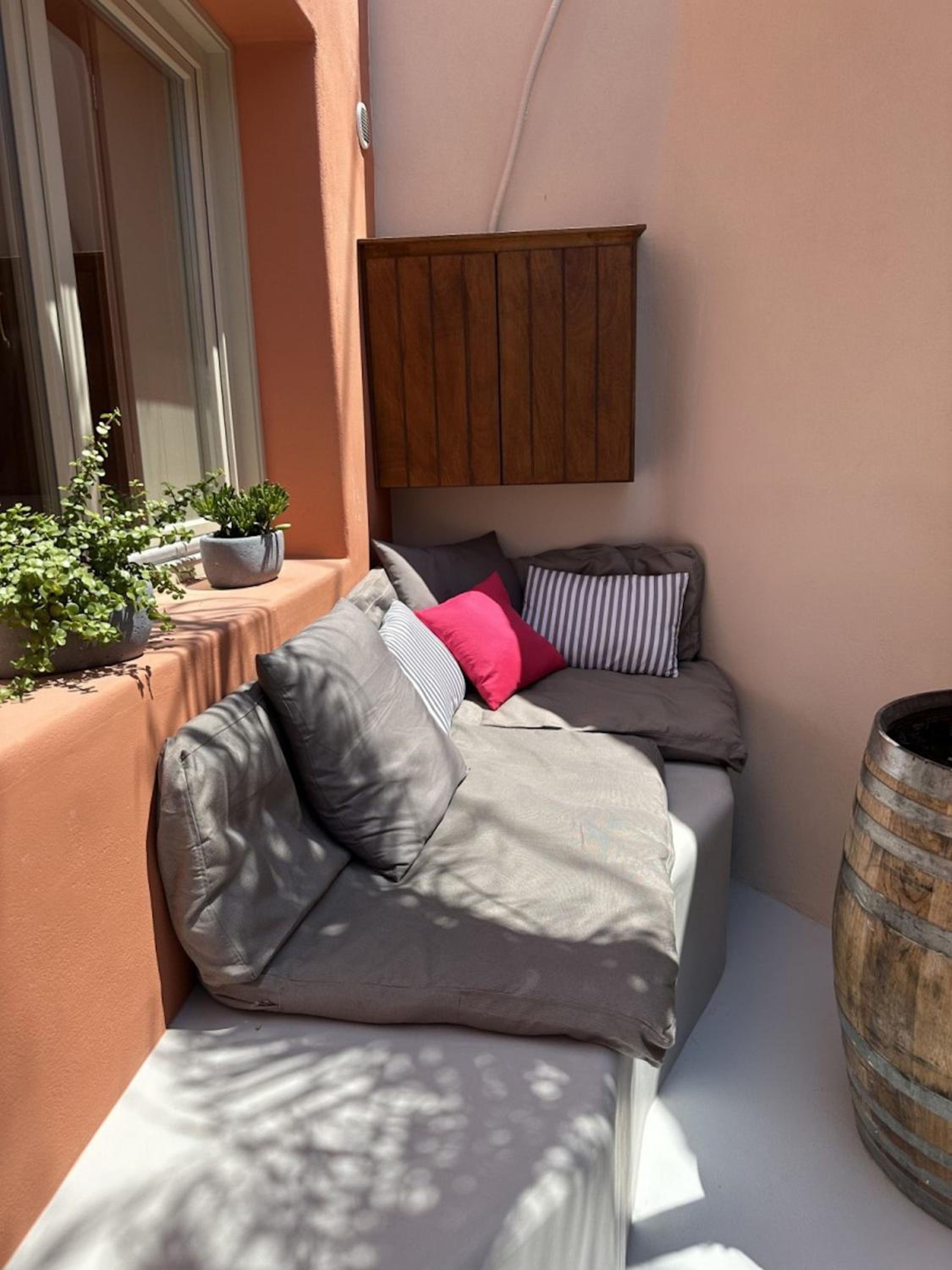 Picturesque Santorini Villa - 1 Bedroom Studio - Beautifully Decorated Secluded Terrace and Lovely Views - Finikia photo 3