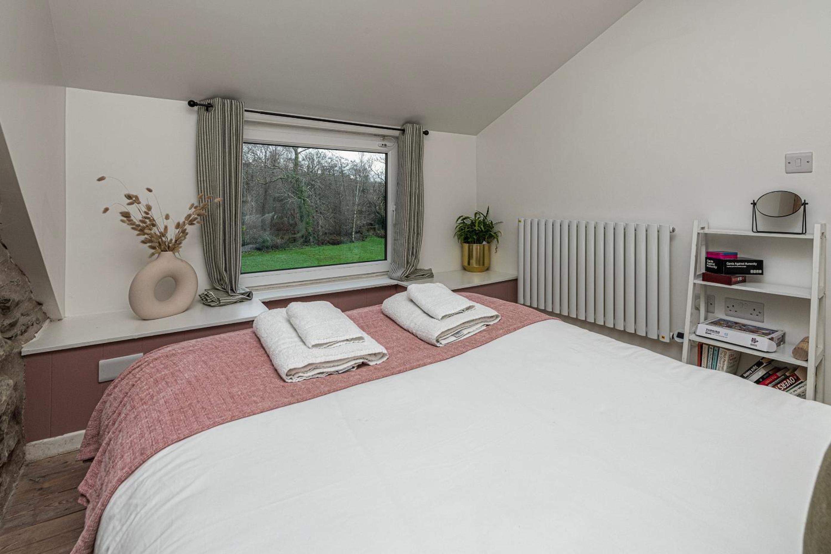 Cheerful 2 bedroom cottage with garden