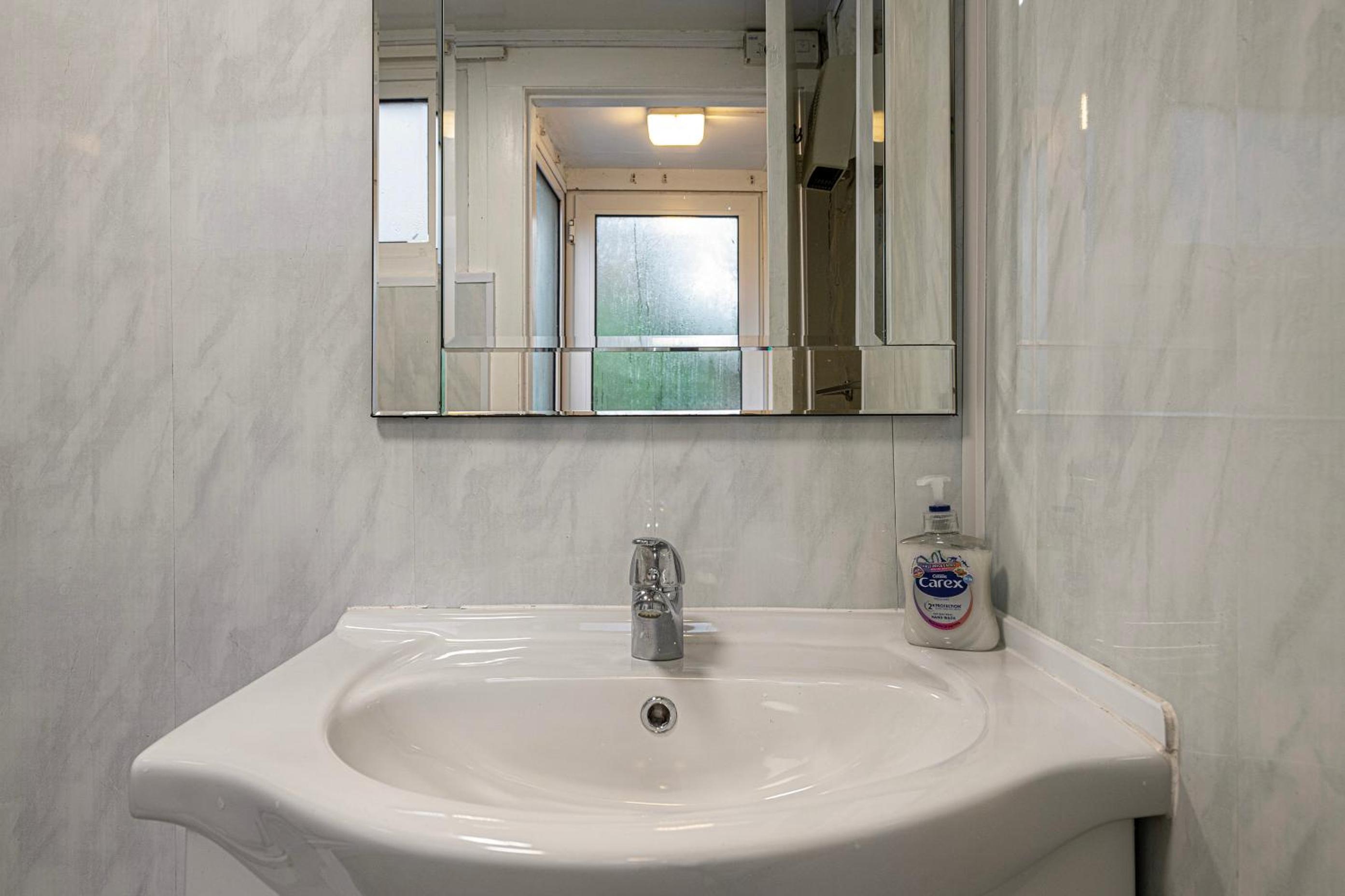 Cheerful 2 bedroom cottage with garden