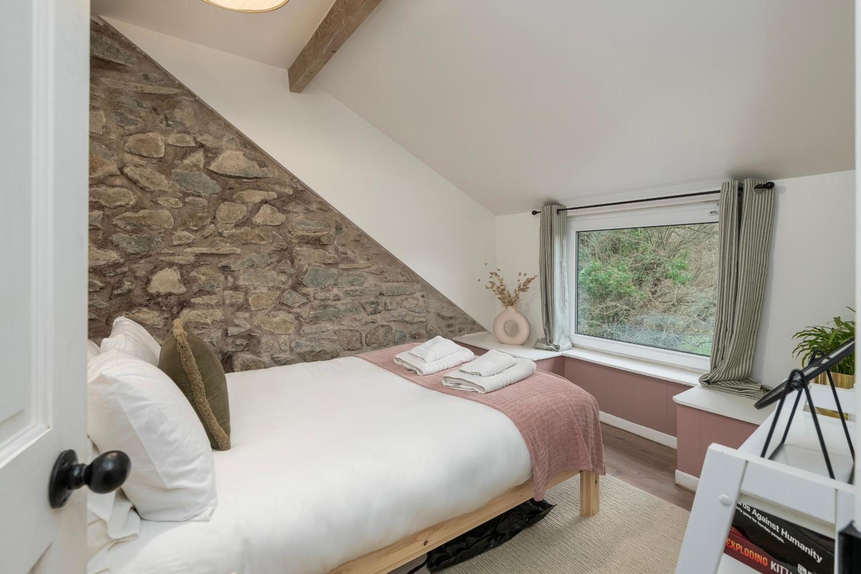 Cheerful 2 bedroom cottage with garden