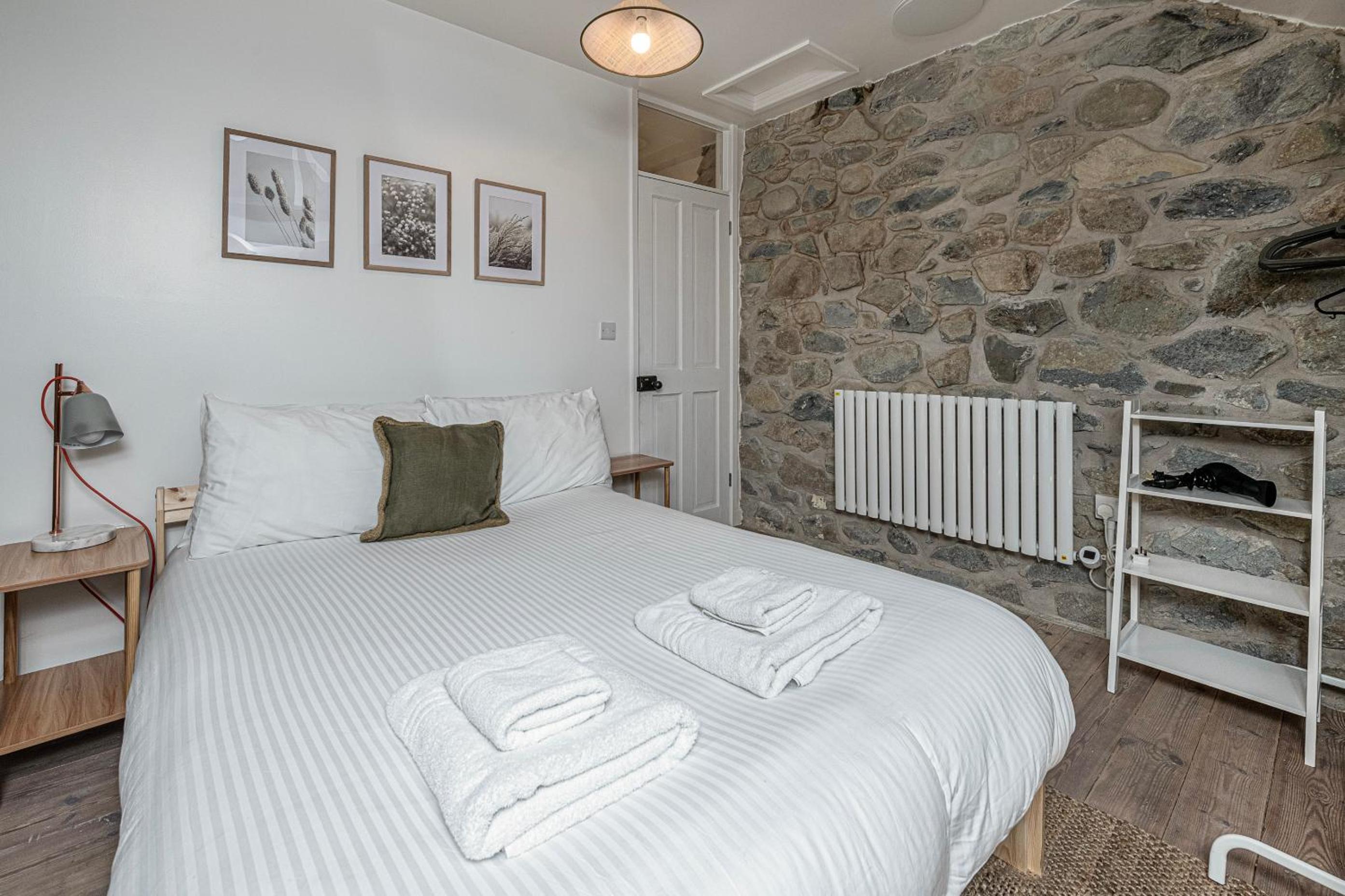 Cheerful 2 bedroom cottage with garden